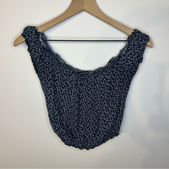 Brandy Melville Off the Shoulder Floral Rio Crop Top in Navy Blue, One Size - Picture 2 of 7